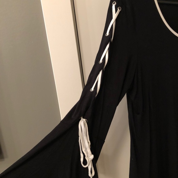 Black top with white lace up sleeves - Picture 2 of 3